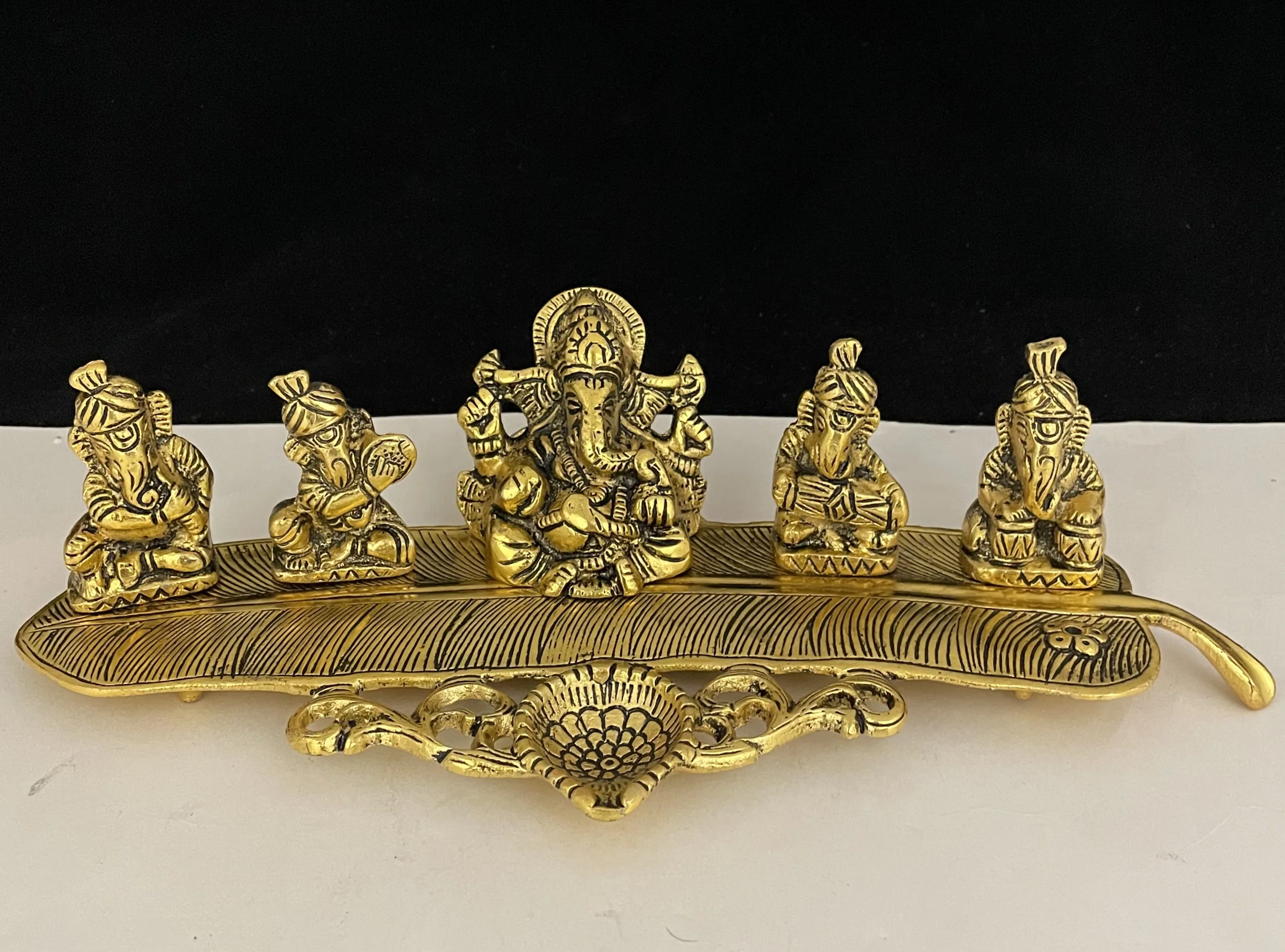 Best quality Handcrafted ganesha idol On Banana Leaf 5 Ganesha Playing Divine Music god ganesh statues for gifts india