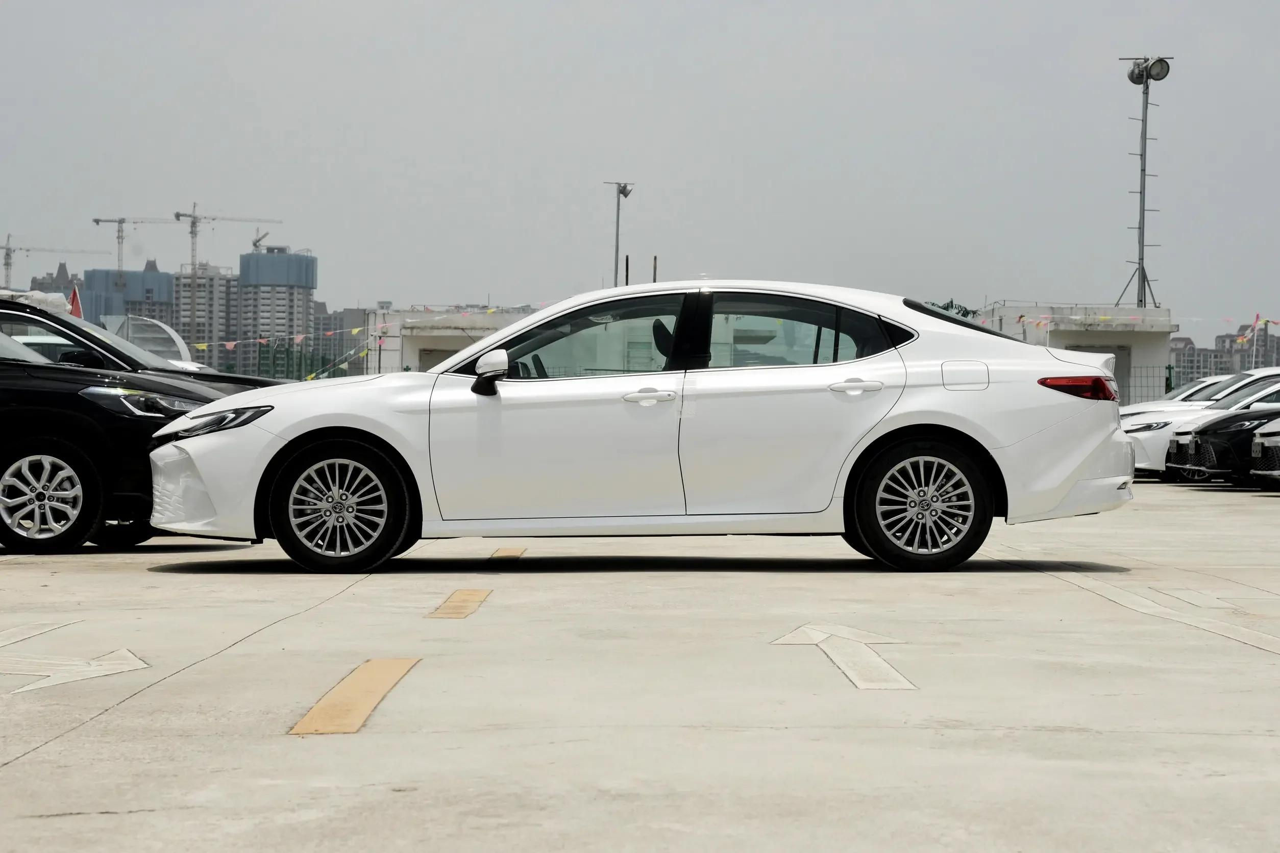 Hot Sale 2025 2024 China 2.0L 4-doors 5-seats Luxury toyota Gasoline Sedan autos used toyota camry 2023 hybrid new car for sale