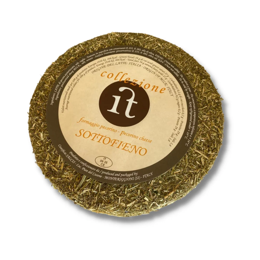 Pecorino под сеном, настоящий Итальянский сыр с овечьим молоком, чтобы быть еды отдельно или с тарелкой колбасы