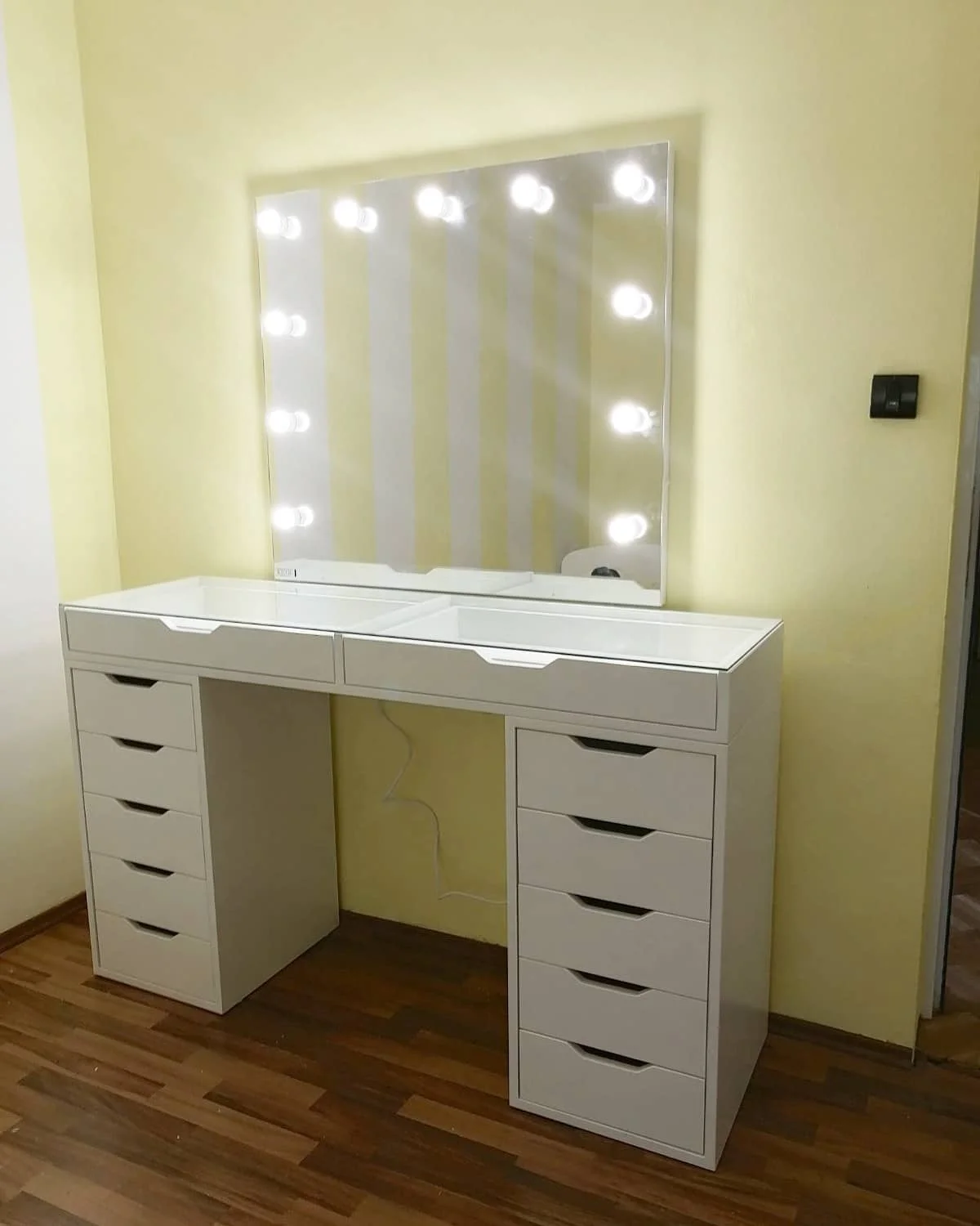 New Hot Sale Home Bedroom Furniture Set Glass Table Top Wood Dressing Table Modern LED Makeup Vanity Desk With Mirror And Drawer