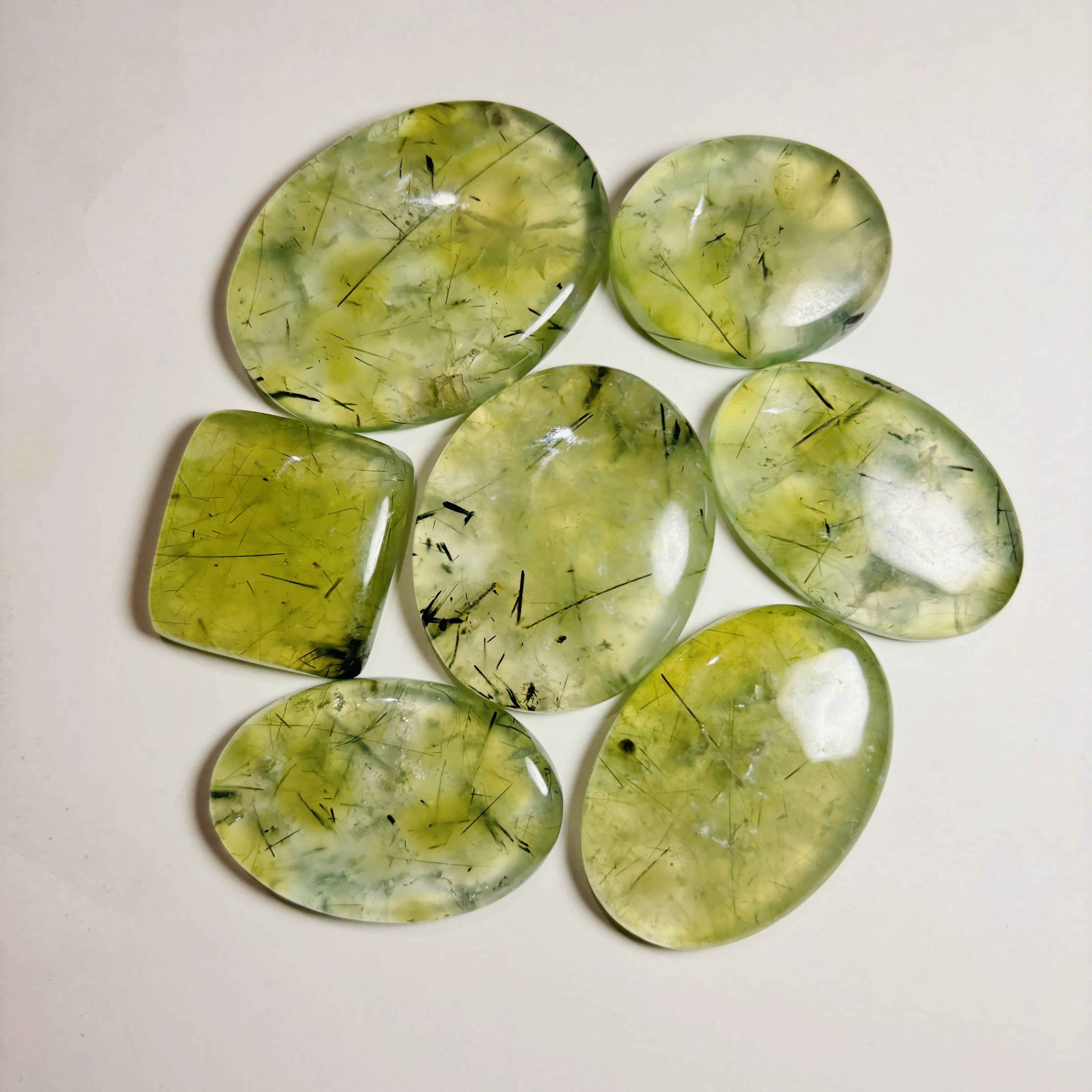 Лидер продаж драгоценный камень Prehnite 100% натуральный свободный низкая цена кабошон с плоской задней стороны для изготовления ювелирных изделий и художественного оформления