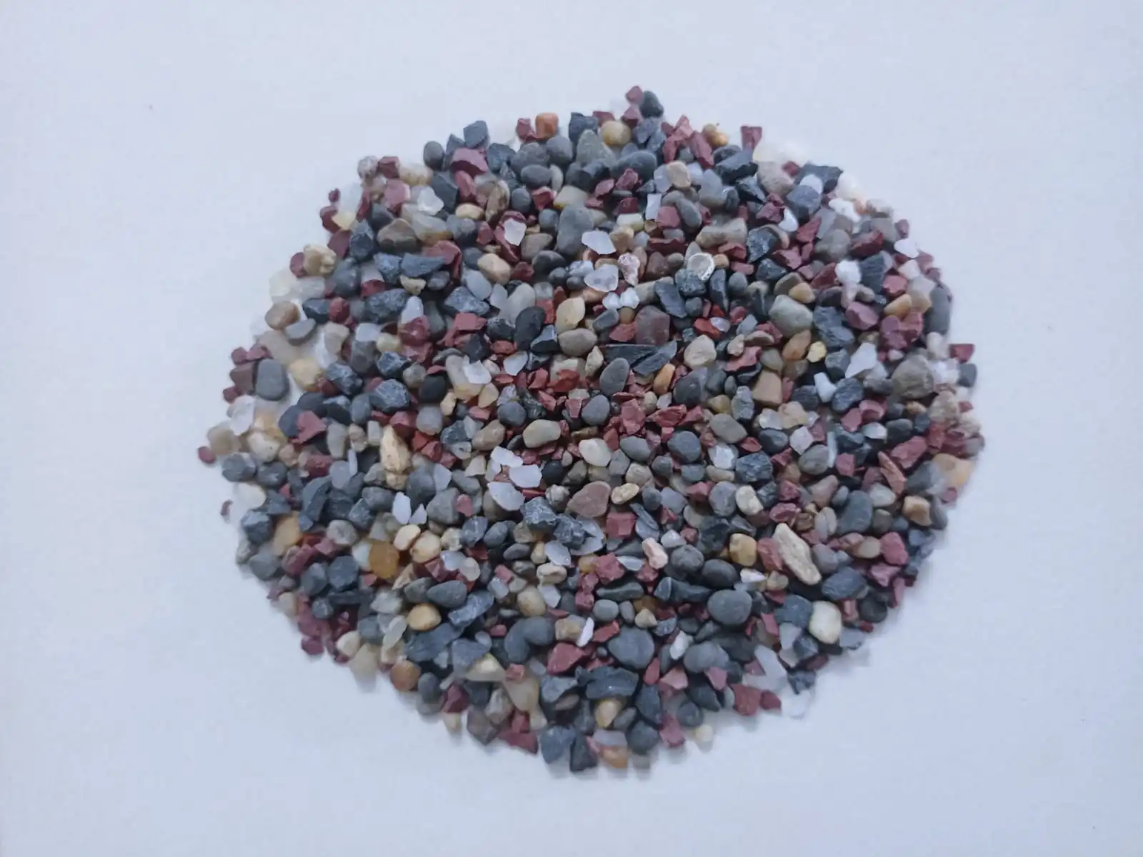 quartz and agate stone crushed chips mixed and used terrazzo floor and industrial epoxy flooring application with hardness 8 nos
