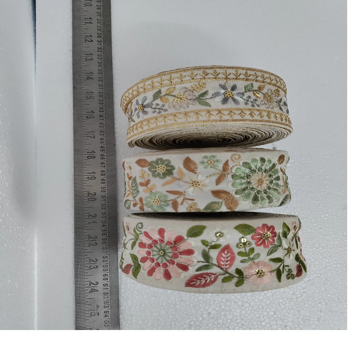 Изготовленный на заказ Цветочный вышитый белой цветной базовой ткани для различных целей в размерах перепродажи.