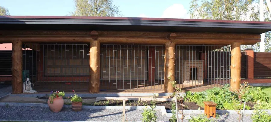 Custom-built Large Outdoor Pine and Spruce Wood Log Kennels Natural Solid Wood Kennel Kit for Dogs and Animals