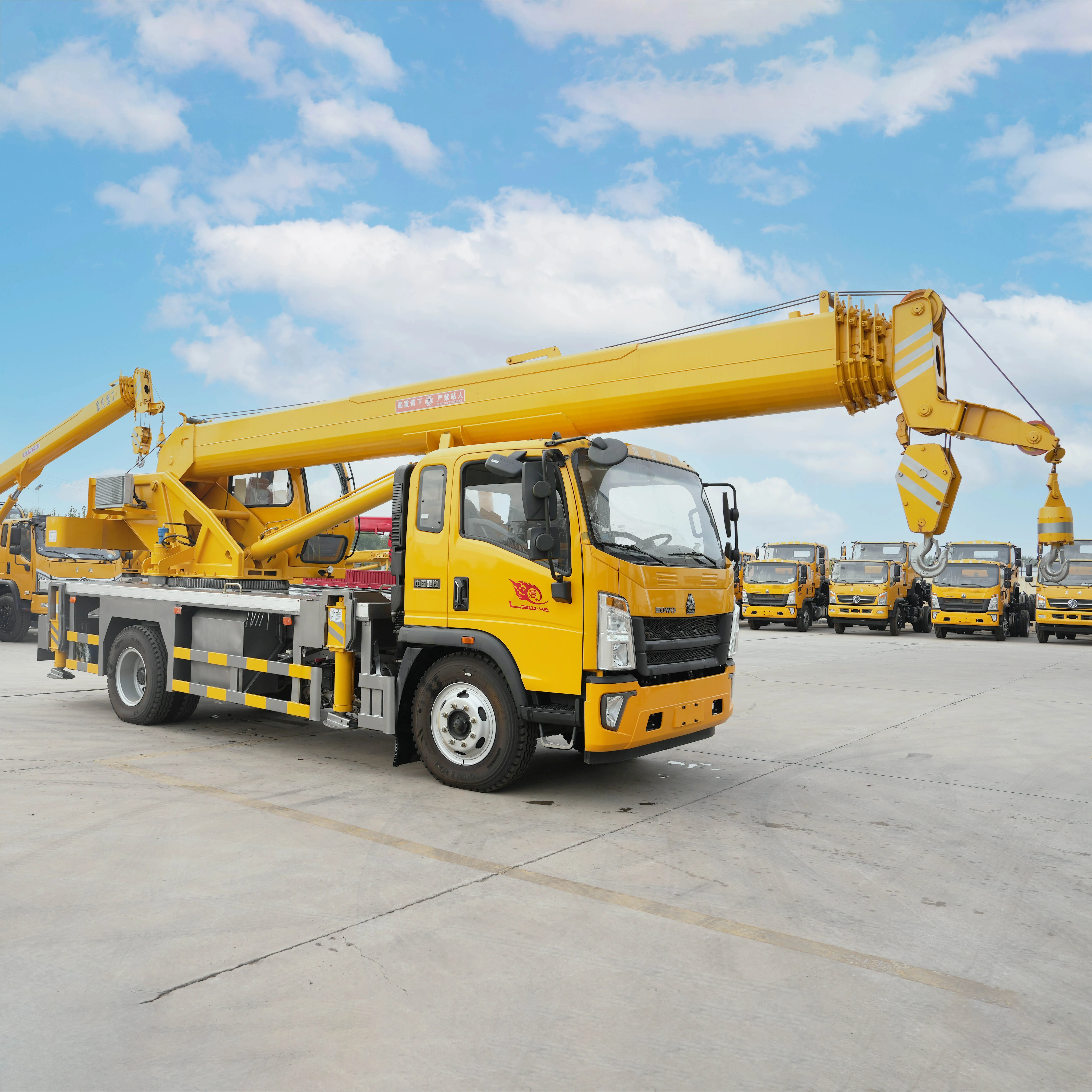 Clearance small construction crane full hydraulic pressure Cranes Truck with lift crane