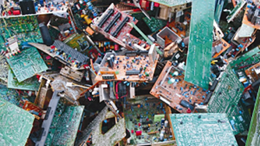 Весь компьютер доступен. Материнская плата компьютерная оперативная память и золотой керамический лом процессора для