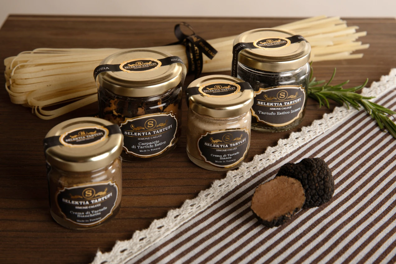 Summer Truffle thinly slices in sunfloweroil enriched with the typical Tuscan spicy notes MADE IN ITALY Selektia Tartufi