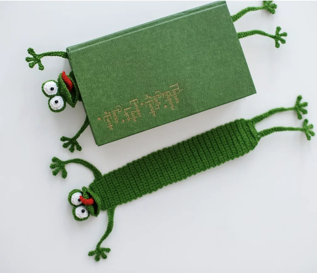 Custom  High Quality 100% Cotton  Knitting Product Hand Crochet peeking frog Bookmark For Gift