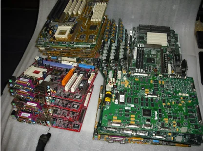 Весь компьютер доступен. Материнская плата компьютерная оперативная память и золотой керамический лом процессора для