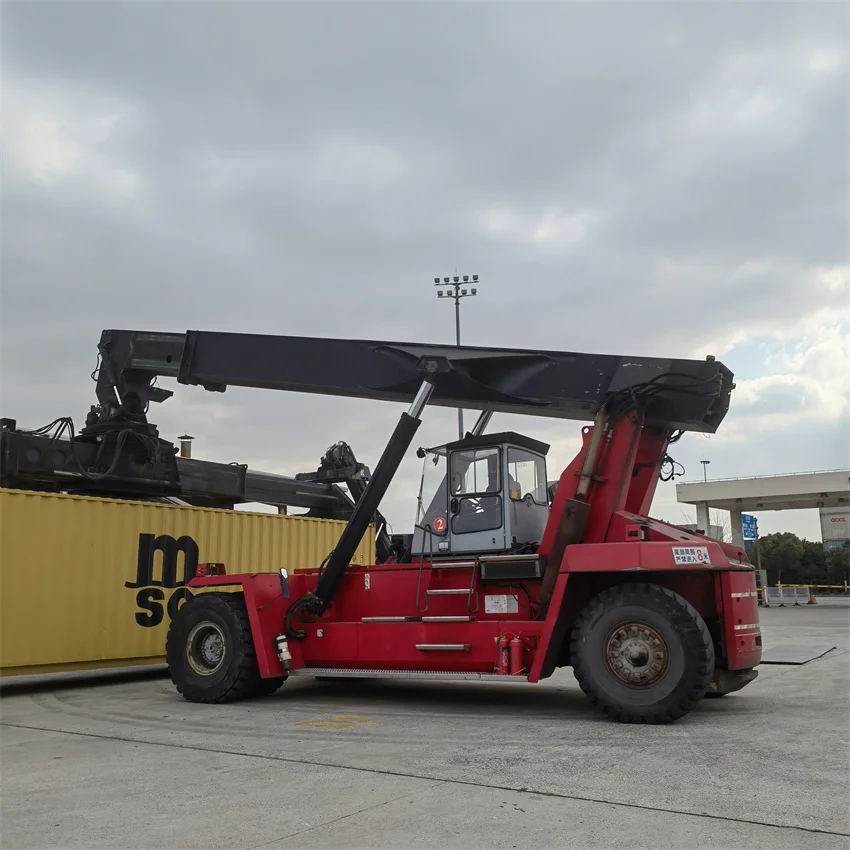 Контейнер и портовый аппарат Kalmar DRF450 60S5 Швеция 45-тонный контейнерный штабелер DRF DRT DRU 450 в Шанхайском порту