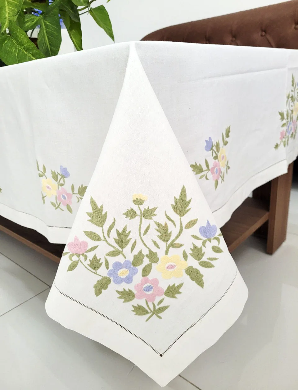 Handmade Embroidered Pretty FlowersTablecloth Cotton Hemstitch Square Tablecloth Washable Home/Hotel/Restaurant Use Wholesale