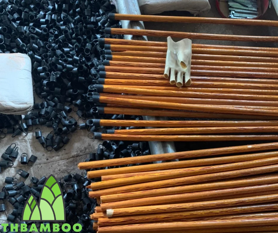 Hot Sale 120cm length wooden broom stick natural wood mop handle For Home/ Outdoor Low price Good quality