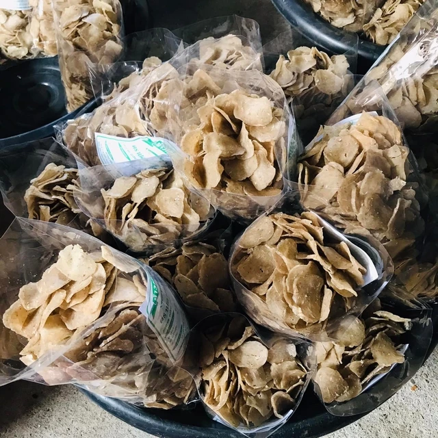 Fried raw fish crackers before eating Delicious taste popular in Thailand Use high quality bags. Weight 500g Cheap price