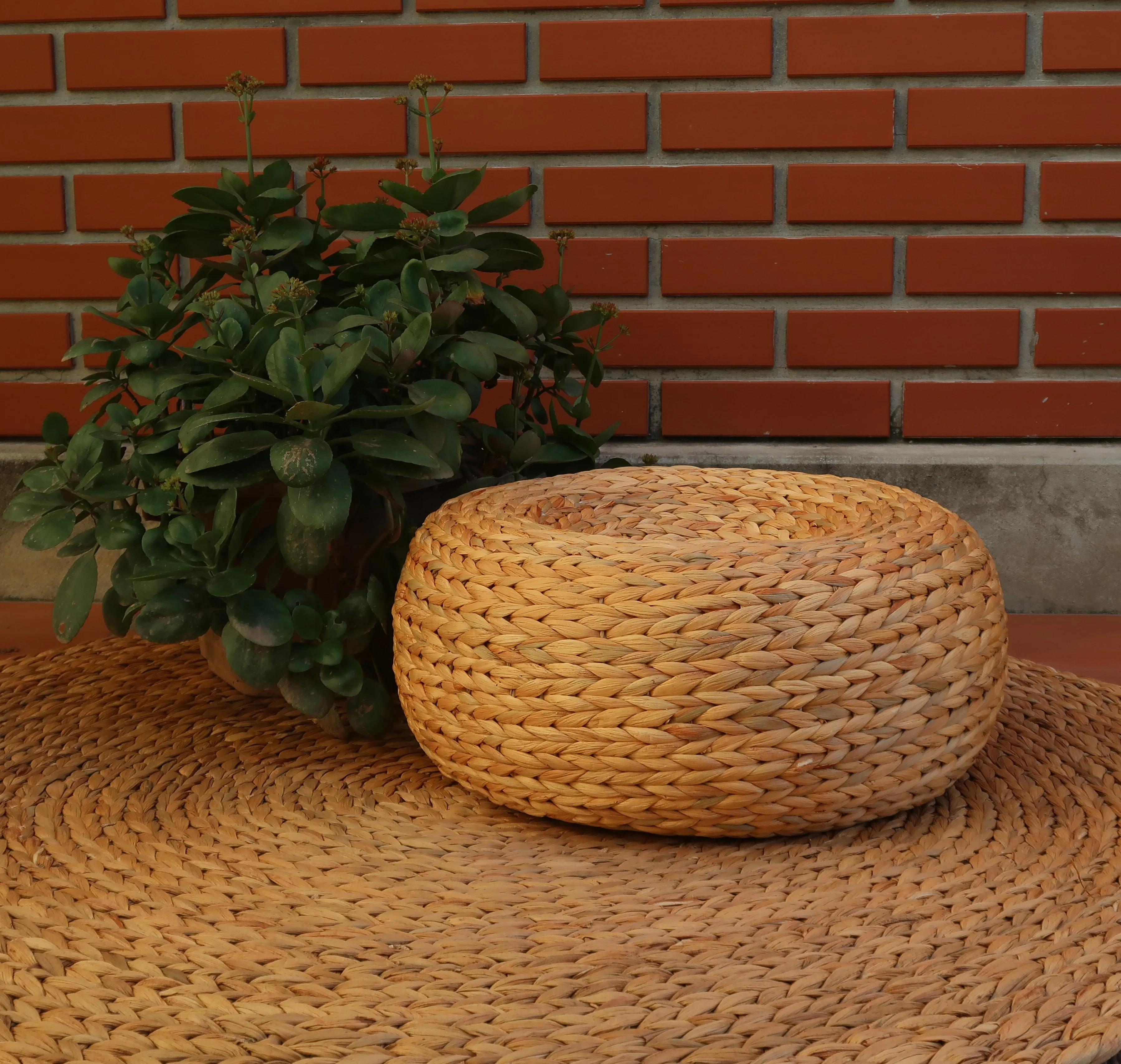 2024 Well selling simple decorative round stool made of water hyacinth used for meditation or a tea table made in Vietnam