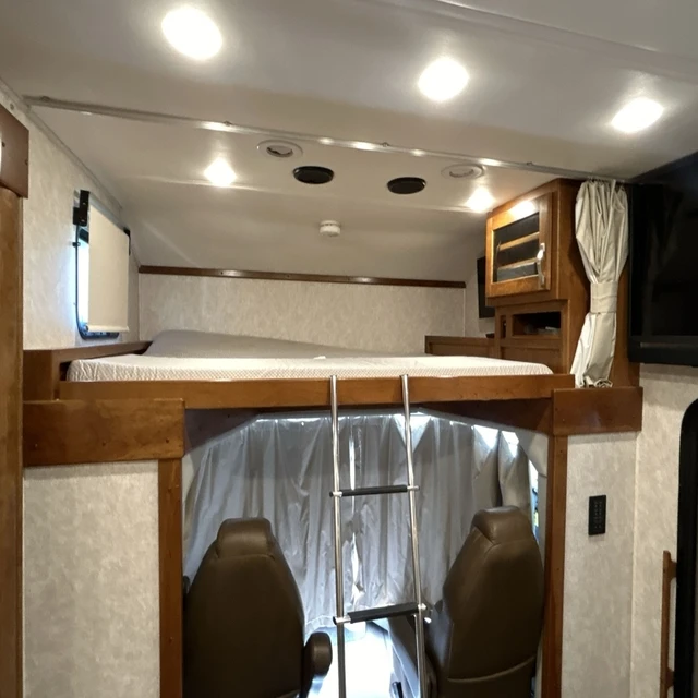 Luxury 4x4 Outdoor RV Camping Caravan Truck Cheap Standard Camper Van for Road Expedition for Car Owners