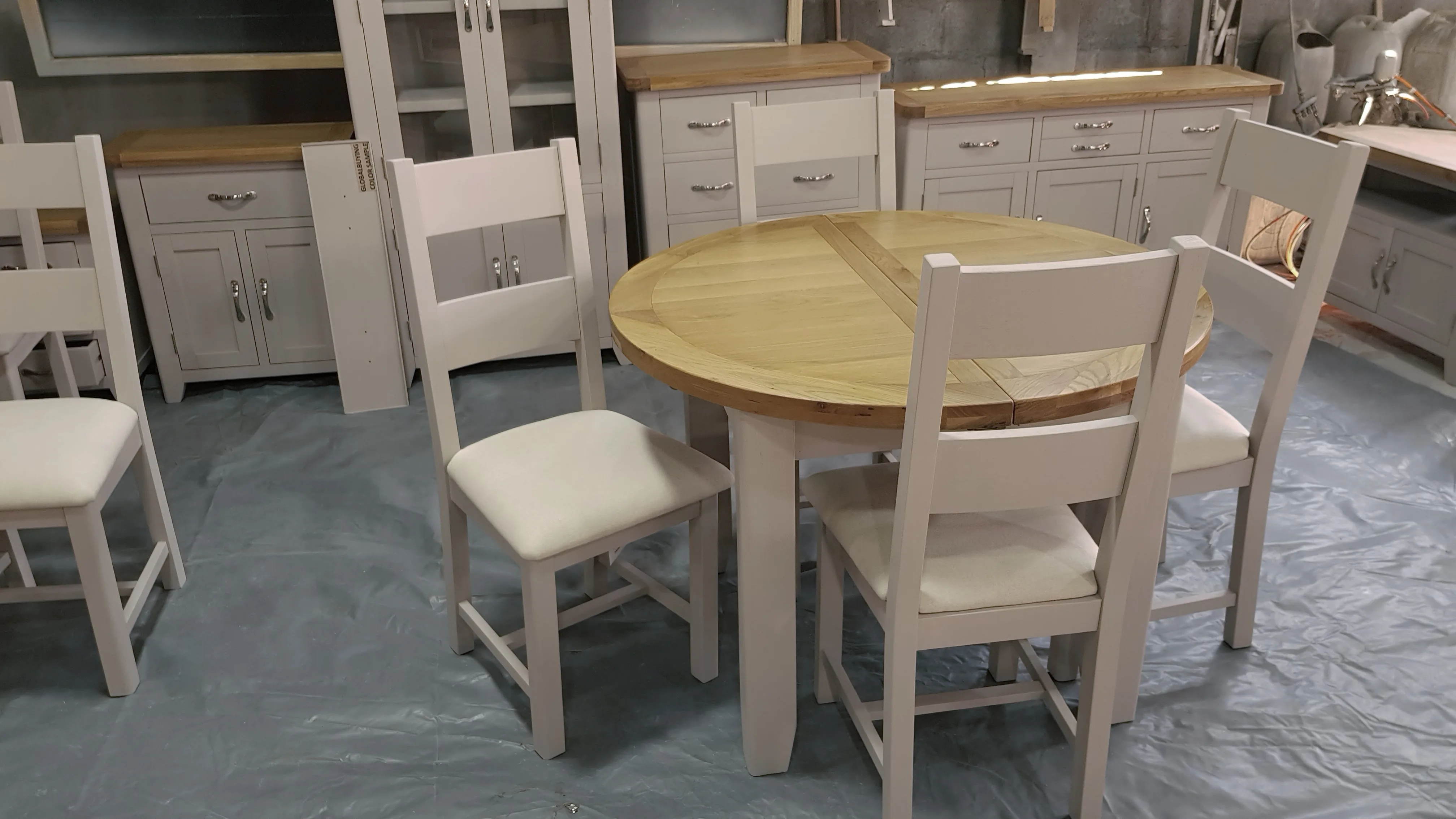 BUTTERFLY EXTENDING ROUND DINING TABLE