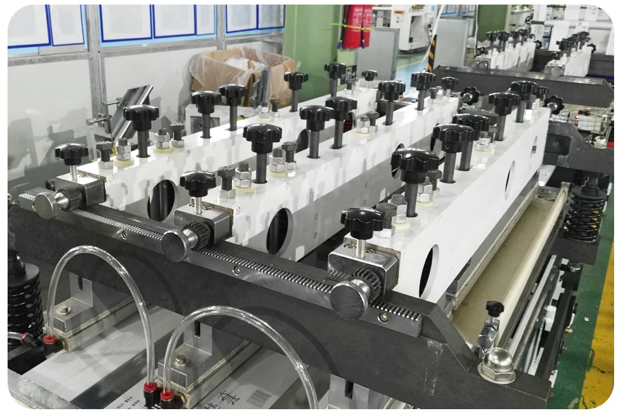 Automatic PE PA PET laminated three side seal special shape vacuum plastic pouch bag making machine for fresh food packaging bag