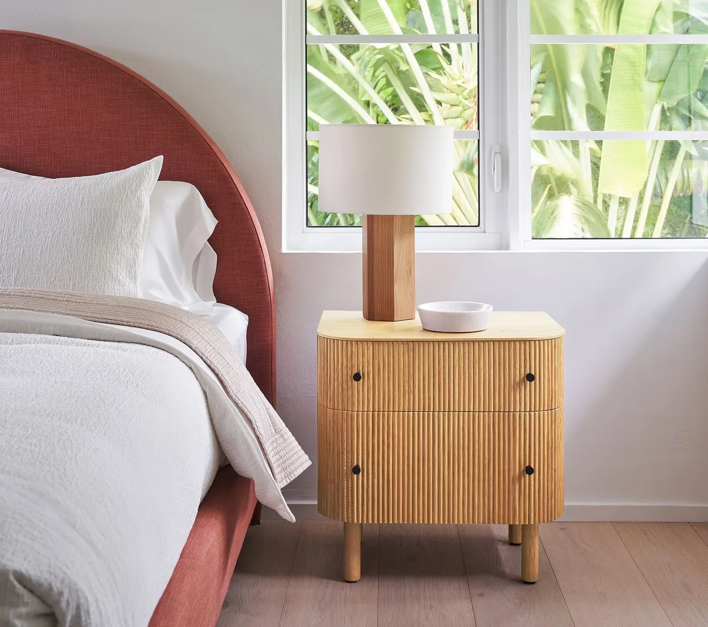 Тумбочка из дуба: вечная элегантность и практичное хранение-идеальное дополнение к декору вашей спальни