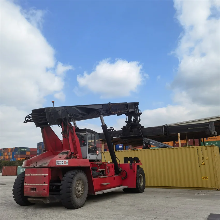 Контейнер и портовый аппарат Kalmar DRF450 60S5 Швеция 45-тонный контейнерный штабелер DRF DRT DRU 450 в Шанхайском порту