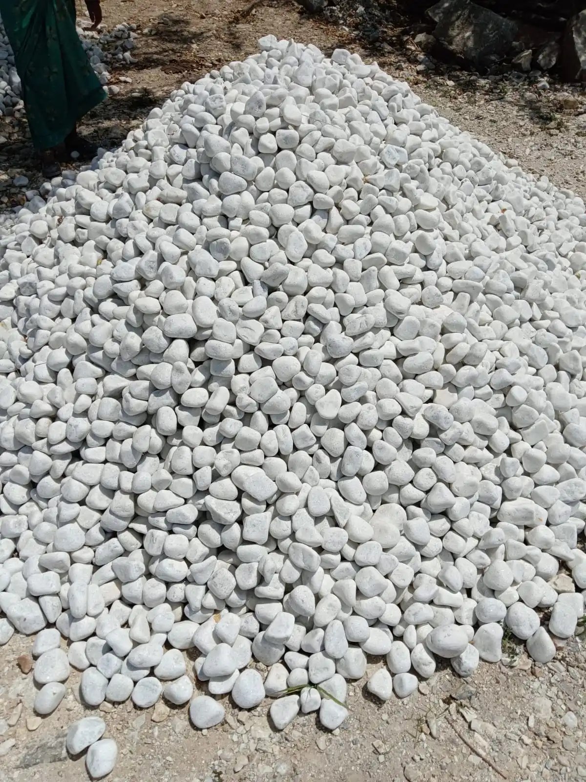 Bestselling Popular Pick Marble Pebbles Natural Stone for Home Office and Garden Decoration Open for Export Sales