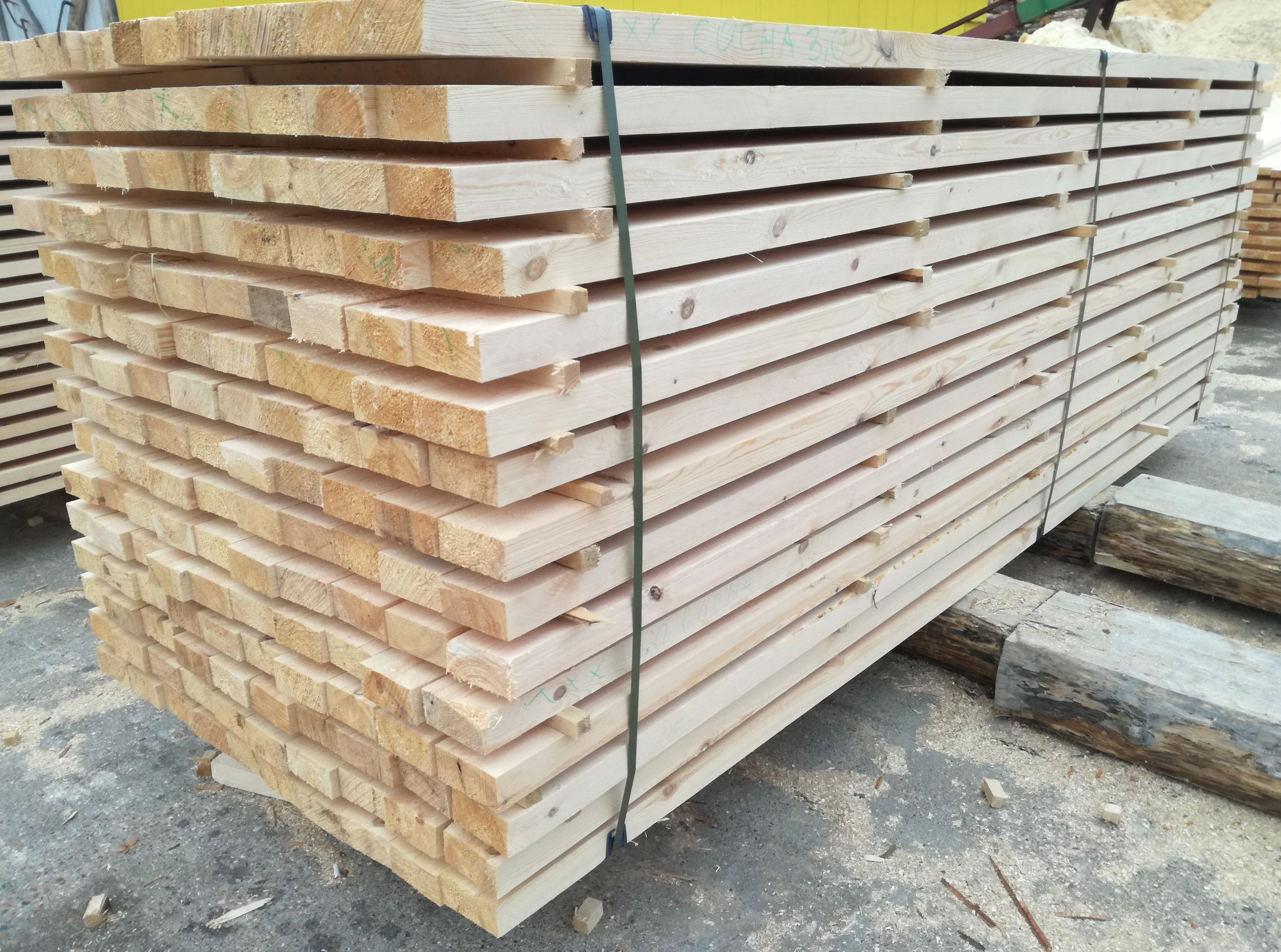 Wholesale Pine Timber Edged Wooden Board Lumber Solid Board Industrial Wood For Construction Wooden Planks