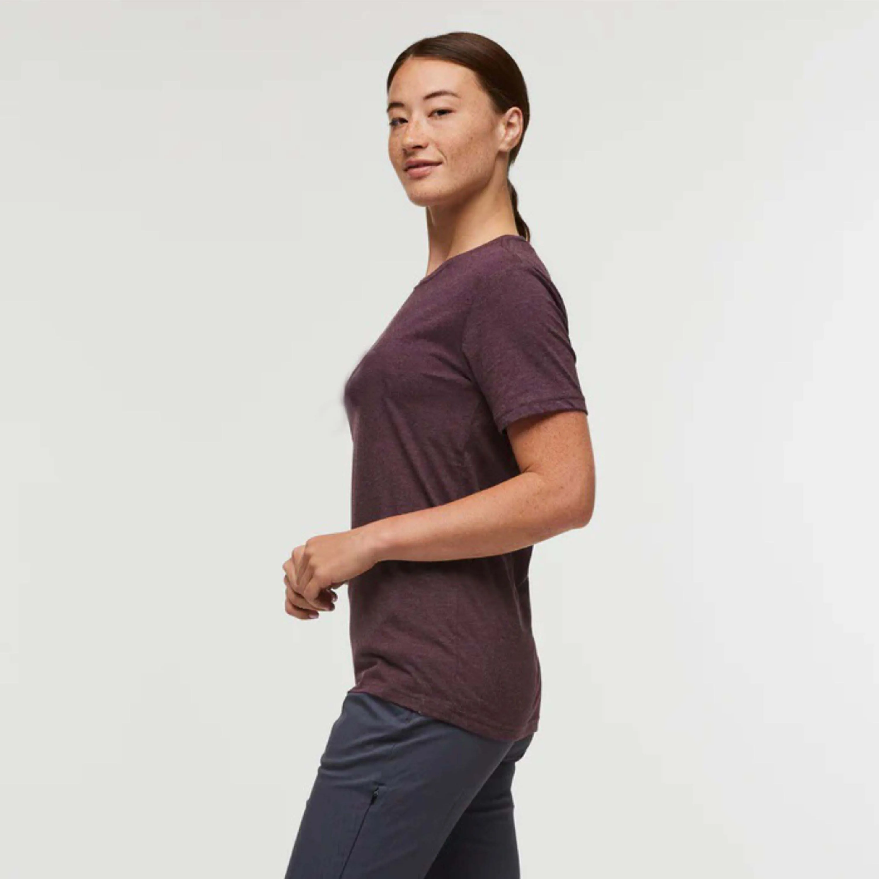 OEM Custom Fashion Forward Crop Top T-Shirt for Women Unique Patterns Relaxed Fil  Ideal for Casual Outings