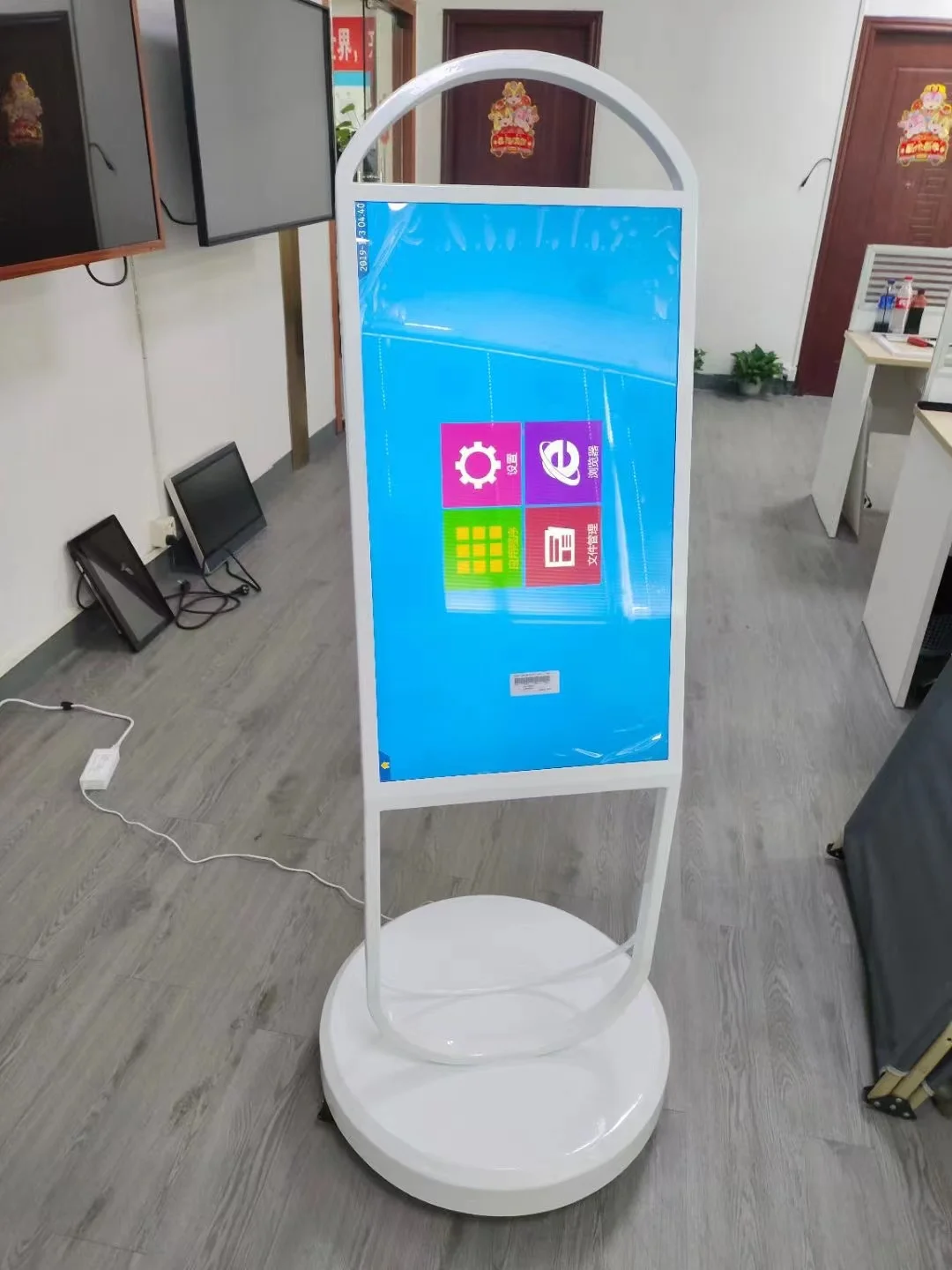 32inch Portable Outdoor High Brightness Battery  Adverting Digital Signage