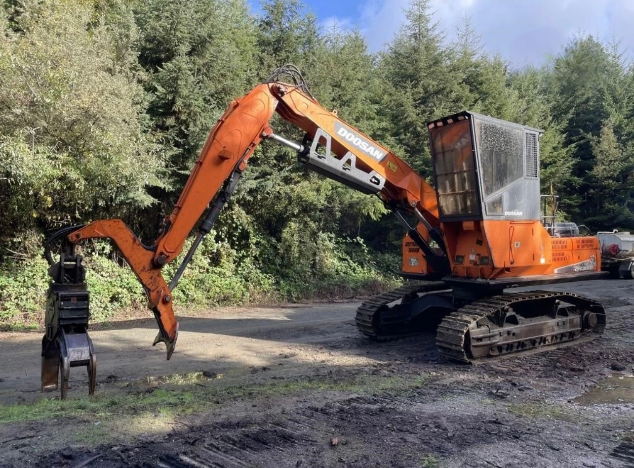 Exceptional Quality Doosan DX300 Log Loader Green Force Powerful Compliant For Forestry work