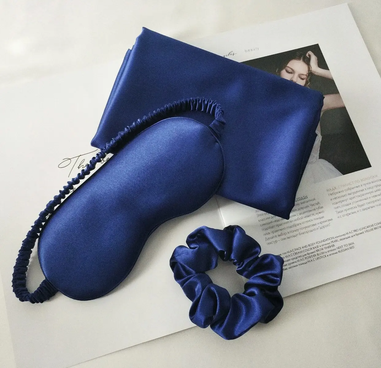 Luxury 100% mulberry silk 22 momme pillowcase, eye mask and scrunchy gift set. Gifts she will love. Skin friendly. Blue