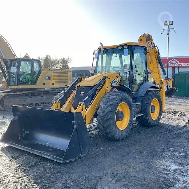 Экскаватор-погрузчик JCB с экскаватором и фронтальным погрузчиком