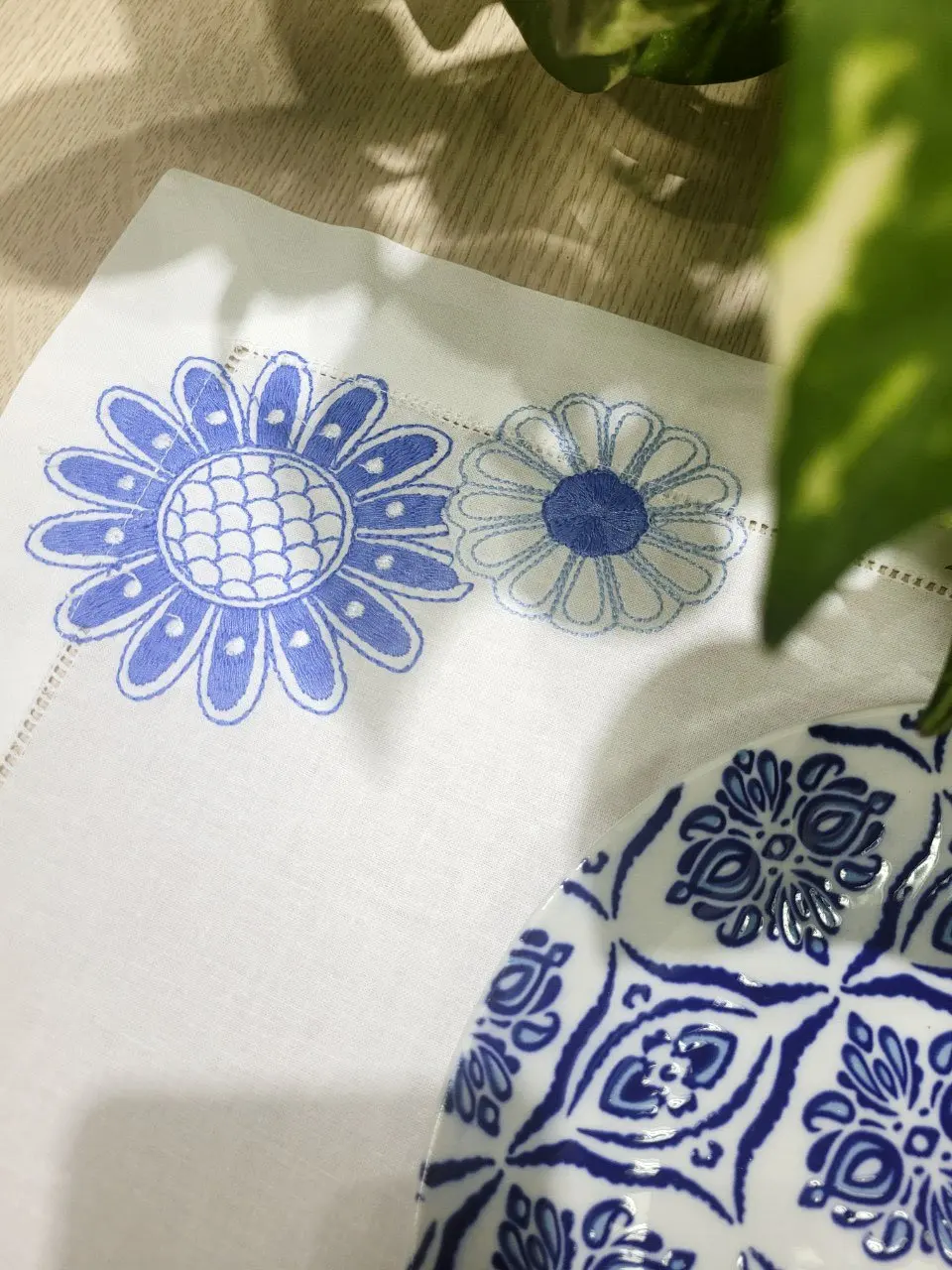 100% White Cotton Cloth Napkins Set Embroidered Blue Flower Washable Hemstitch Pattern Home Wedding Holiday Airplane Use