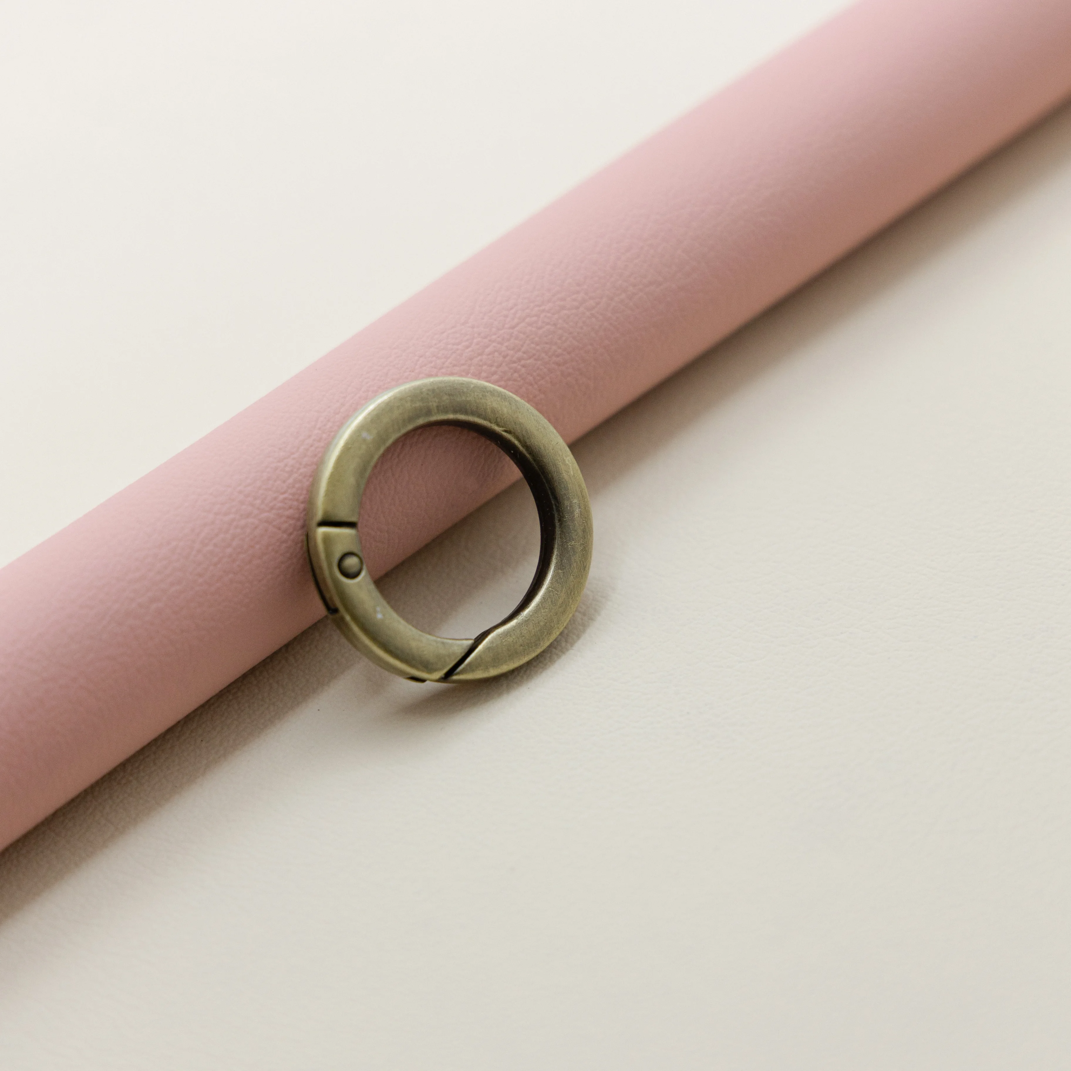32mm Zinc Alloy Snap Angle-edge Flat O Ring Buckle Spring Gate Ring Circle Round Carabiner Clip
