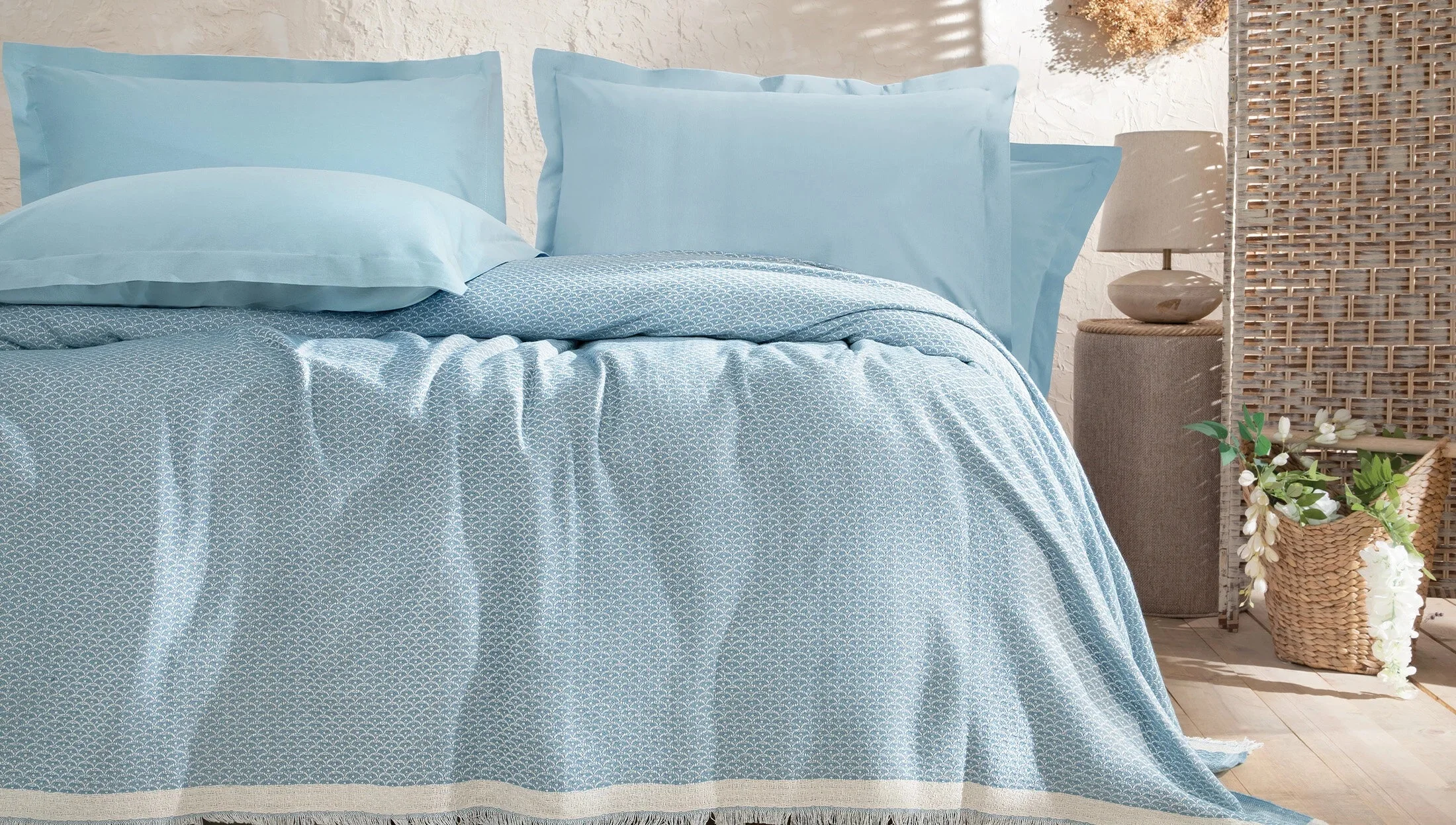 2024 Summer and  Winter  Sea Shell Sky Blue  Throw Blanket, Lightweight and  Cozy Decorative Woven Blanket with Tassels for Sofa