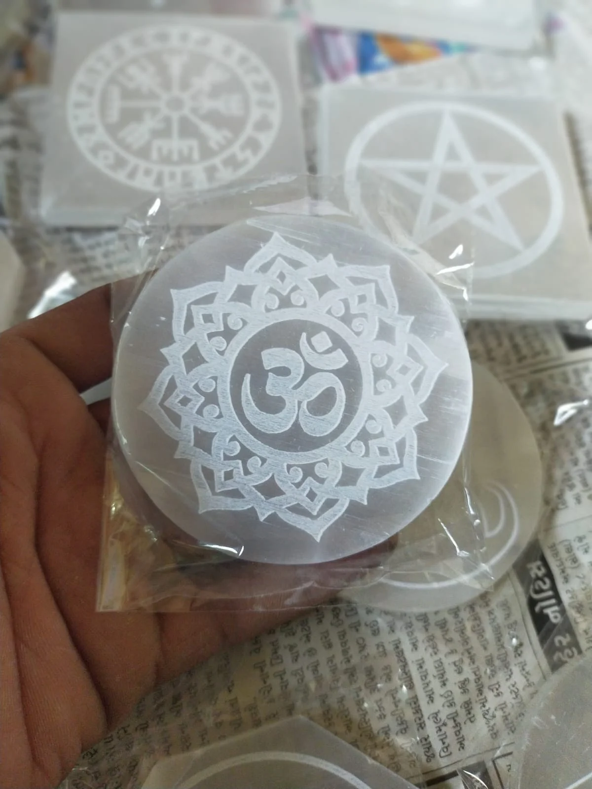 Top Selling round Selenite Crystal Charging Plate High Quality Healing Stone Decoration Energy Raw Technique Tower Shape Gift