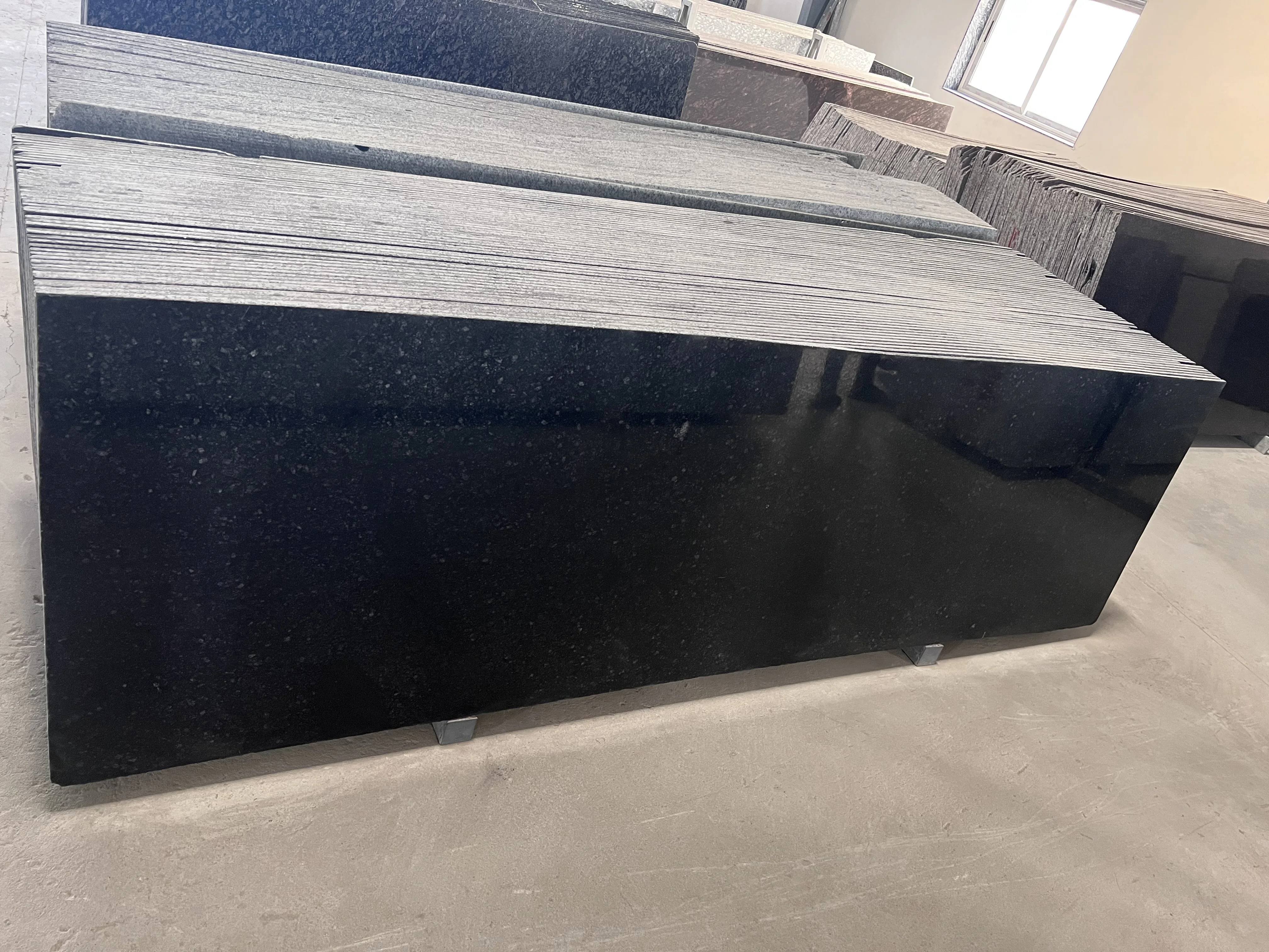 Excellent Quality Rajasthan Black Granite Natural Stone Slab for Home and Hotel Wall Decoration From India