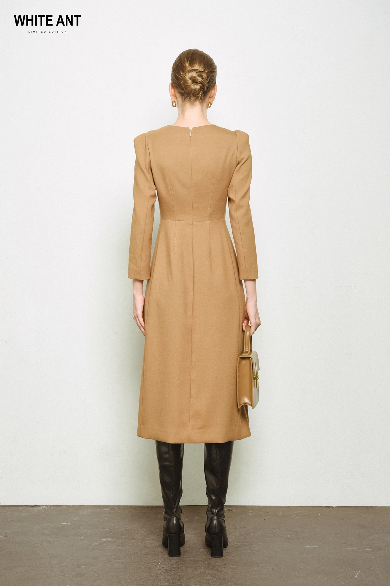 Женское платье с длинным рукавом