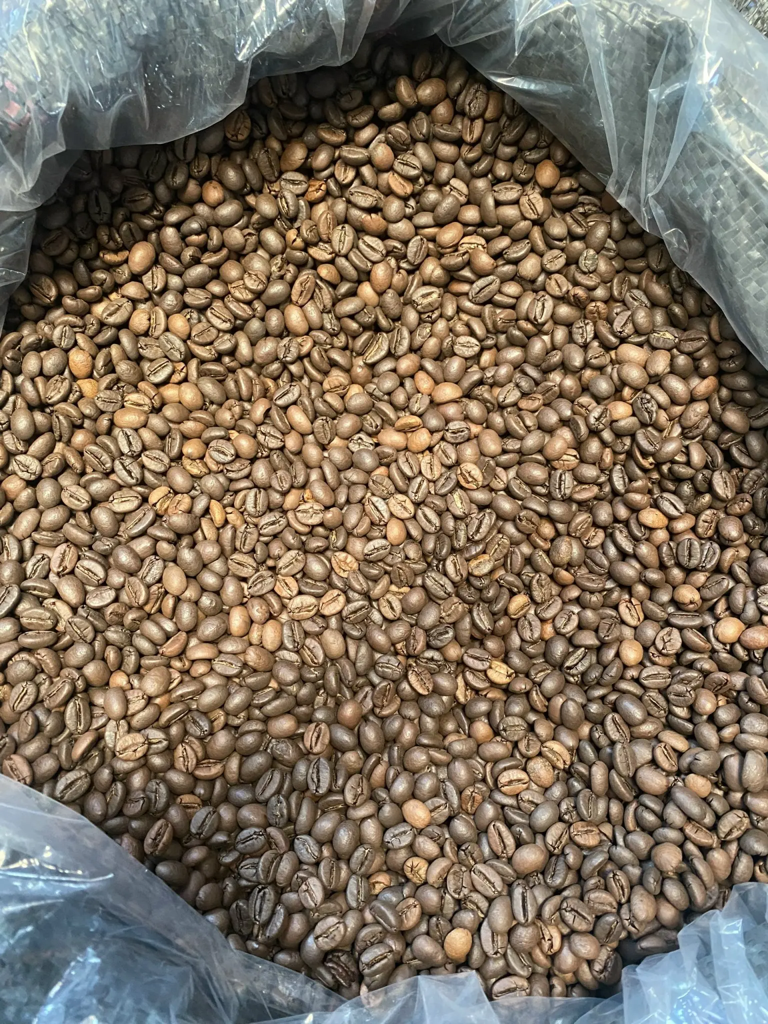 Вкусный ЖАРЕНЫЙ КОФЕ Robusta Arabica в зернах органический свежий с высококачественным темным чистым ароматом