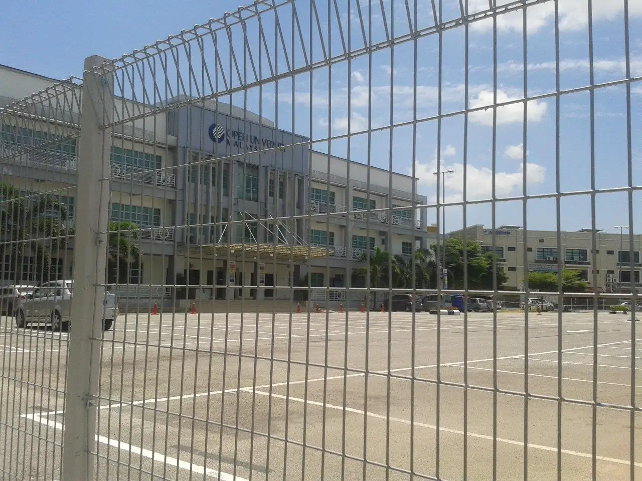 Bulk Wholesale Competitive Price Welded Mesh Fence 2D Panel Yard fence For Football Futsal Court Sports Venue