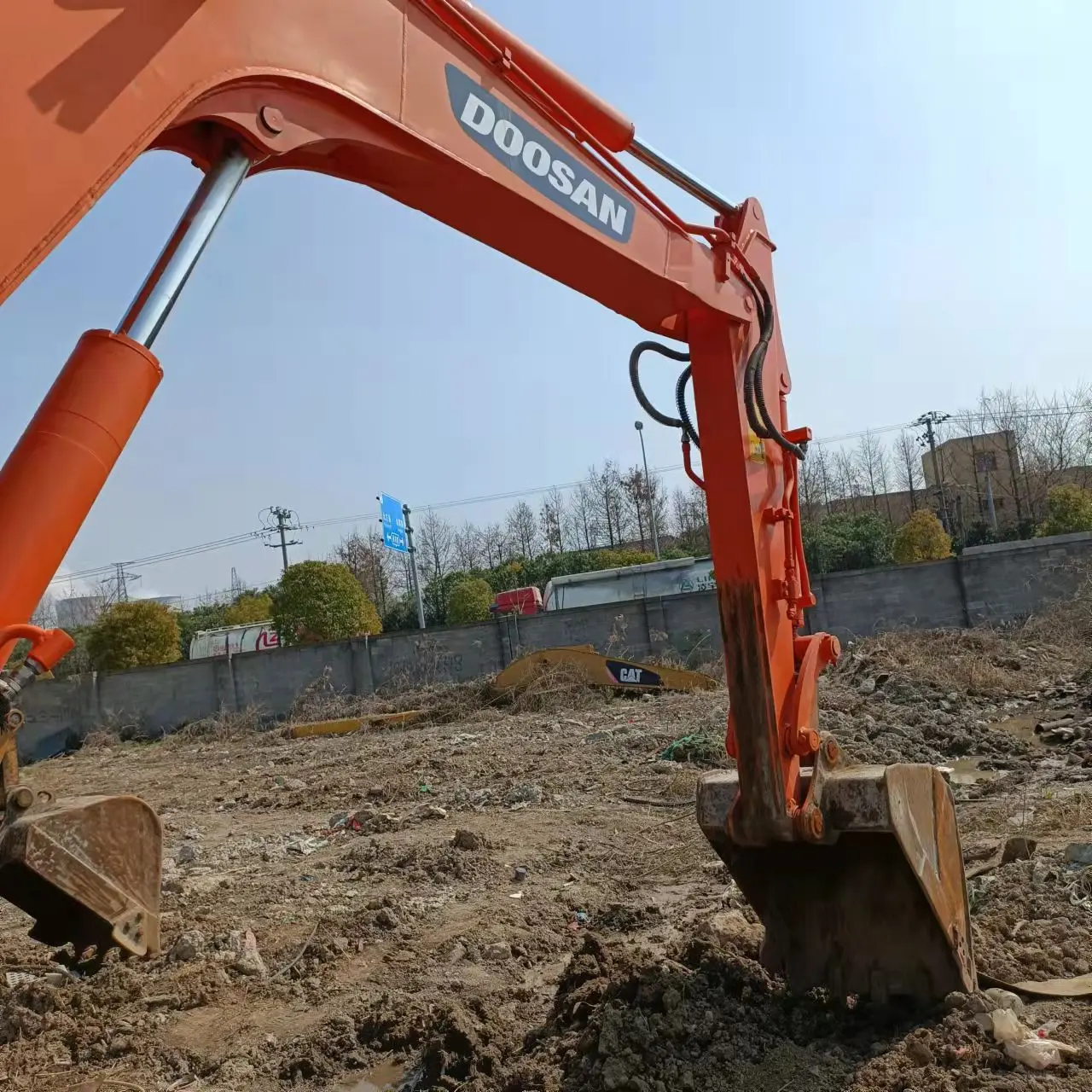 6 Ton used small wheel excavator Doosan DX60W tyre excavator with high efficiency and best operating experience in China