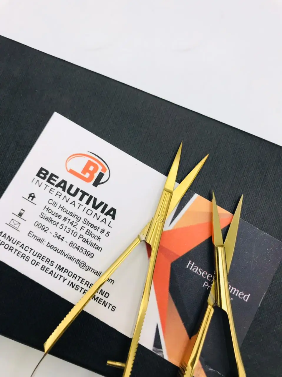 Gold Plasma Spring Scissors Extra Sharp Curved Stainless Steel Blade Russian Solid Cuticle Scissors for Nail Application