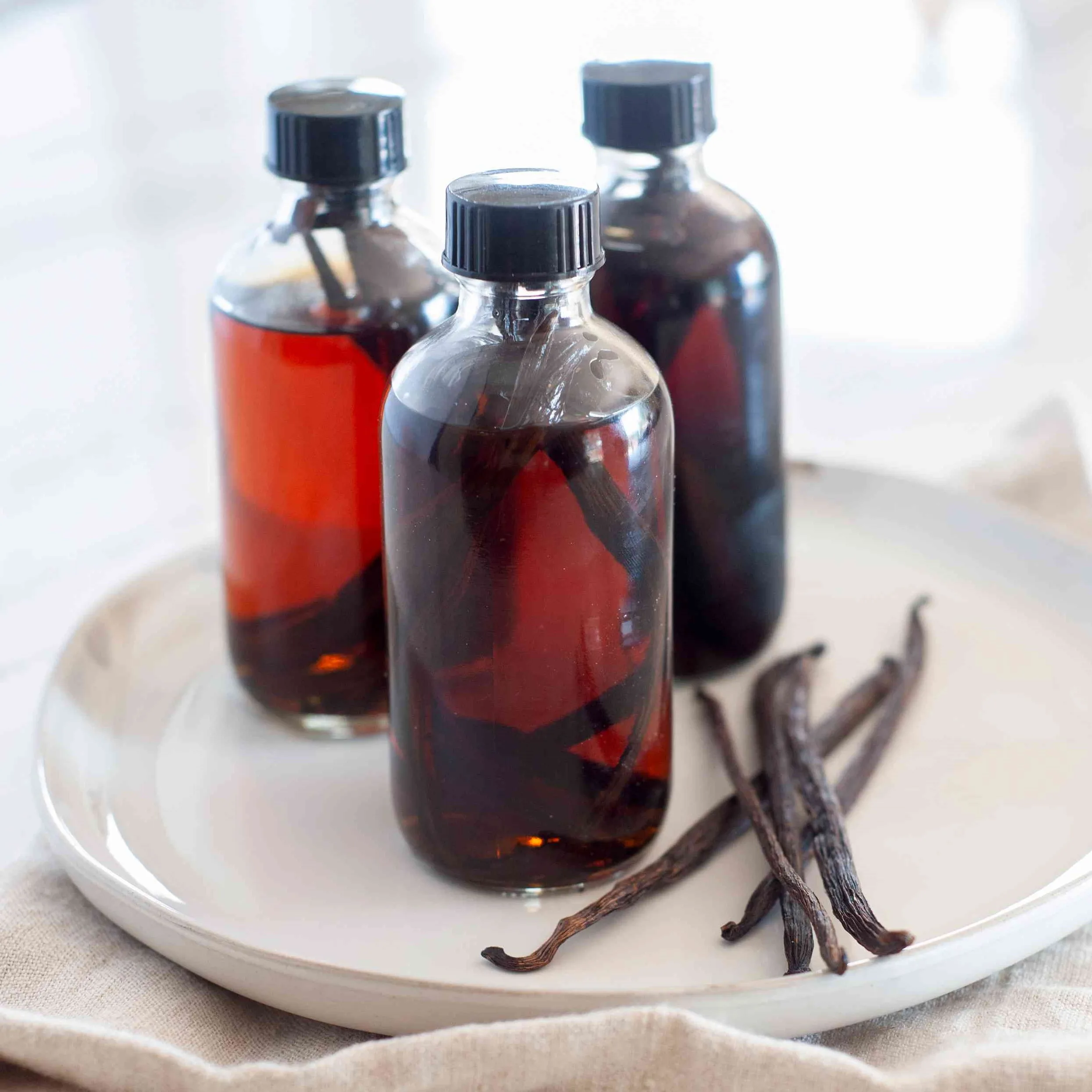 Vanilla Extract (Extract with Water and Alcohol)/100% Pure Organic Planifolia Vanilla Extract/ Vanilla water & alcohol essence