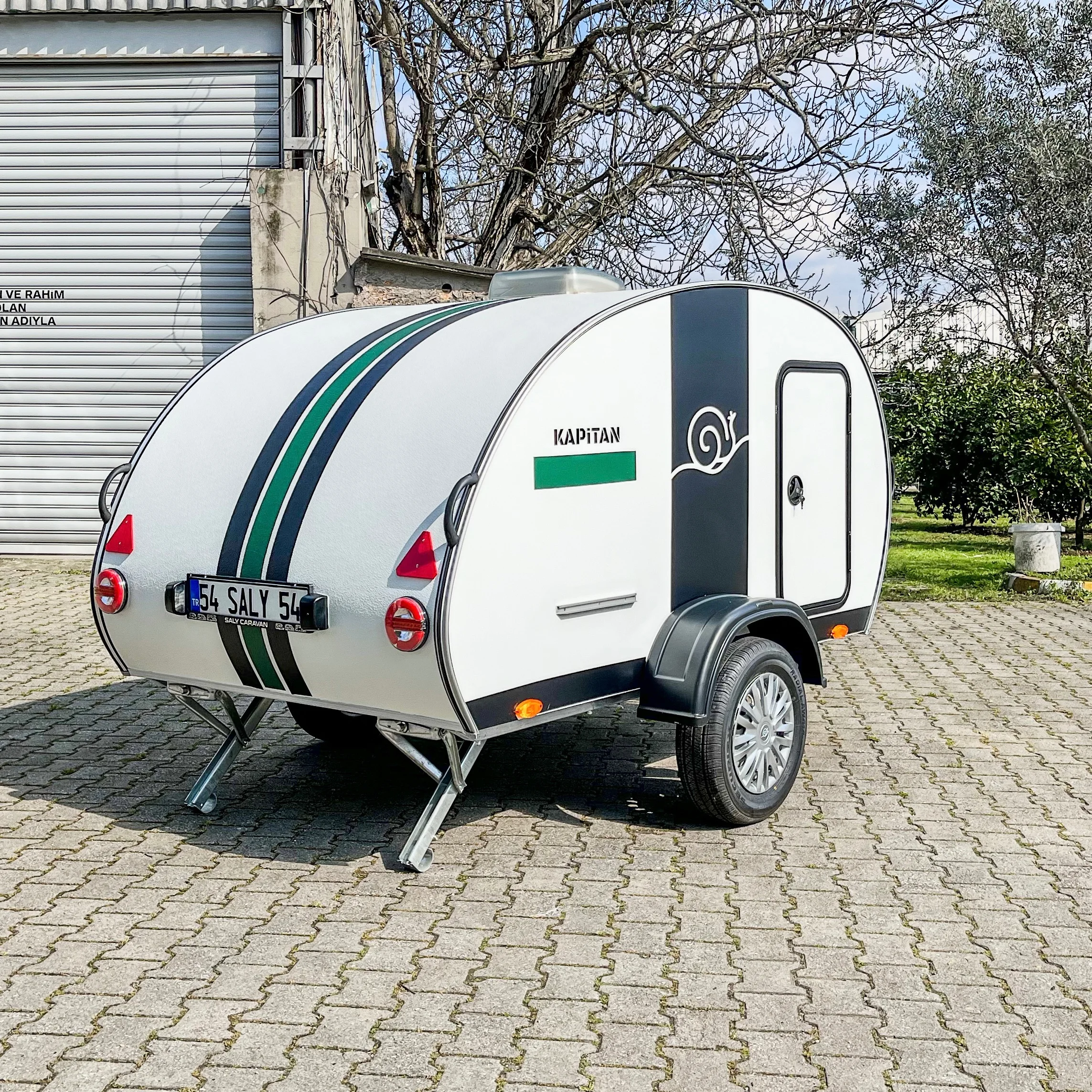 2024 модель Kapitan Road Teardrop Camper Mini RV для кемпинга и путешествий по бездорожью белый с двухспальной кроватью