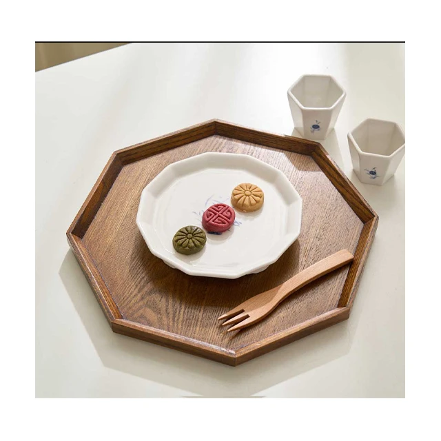 [White porcelain flat bottle with floral design in cobalt blue] Joseon Dynasty white porcelain flat bottle