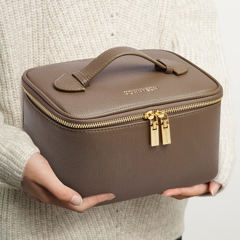 Rownyeon 2023 New Style Custom Logo Professional Makeup Train Organizer Storage Travel Cosmetic Case