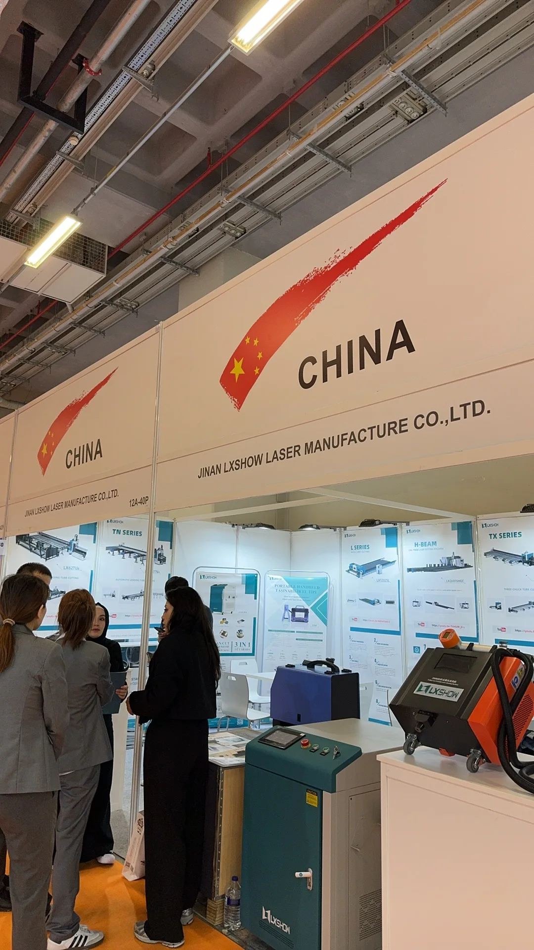 2000W Pipe Laser Cutting Machine Manufacturer Metal Tube Laser Cutting Machine For Stainless Steel Round Pipe