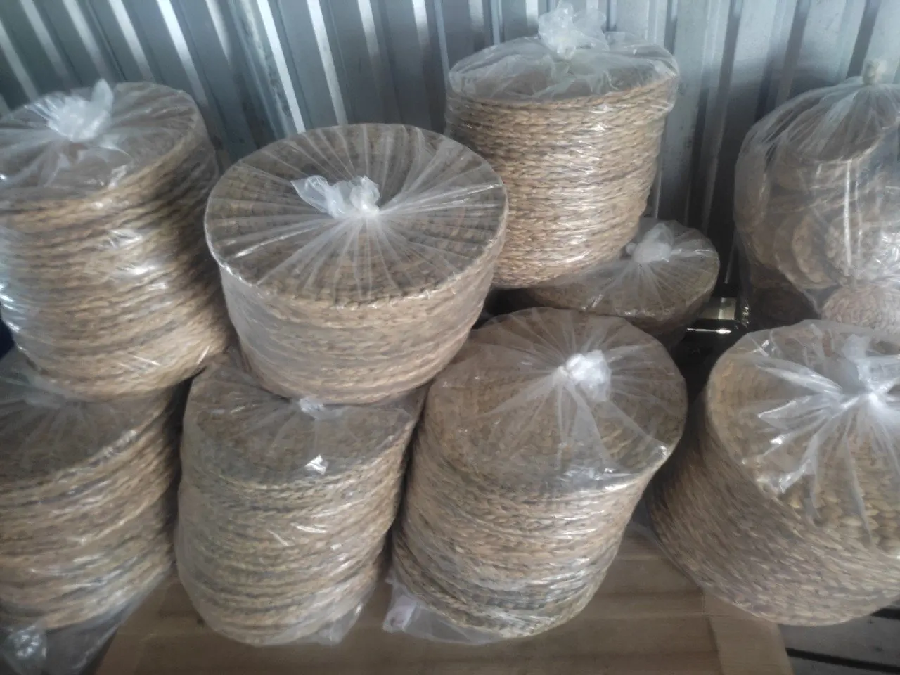 Amazon Top Selling 2022 OEM Service Water Hyacinth Round Carpets Table Mats Low MOQ HUNG TAM VN from Vietnam