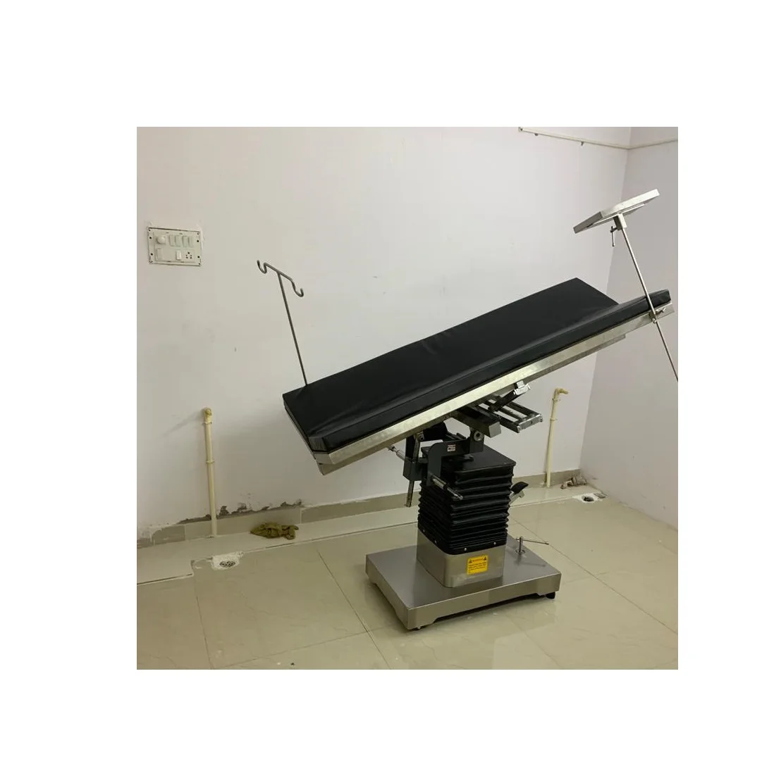 Good Quality Remotes Function Stainless Steel Hydraulic Veterinary Table for Hospital Use Available at Wholesale Price