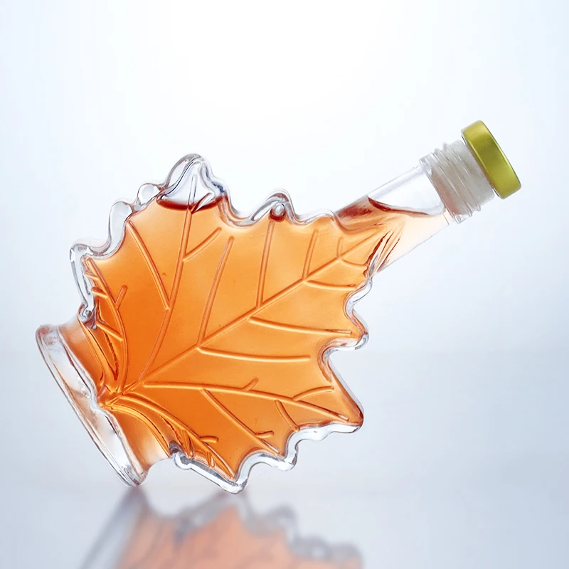500 ml maple leaf shape transparent glass bottle with screw cap for gin whiskey vodka tequila rum