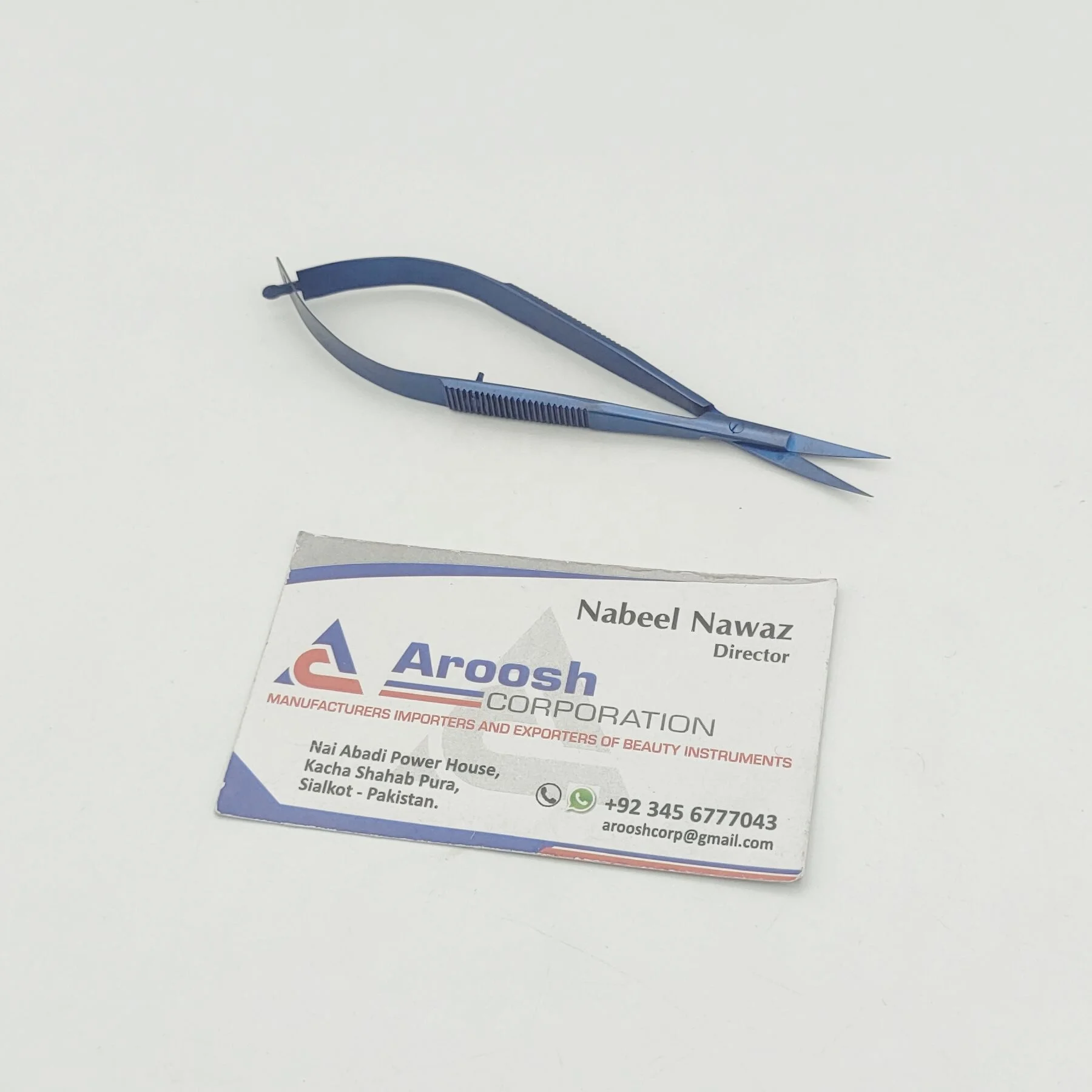 4.5 Inch Grade Stainless Steel Plasma Blue Spring Action Snips Curved Tip Eyebrow Scissors with Sharp Blade for Thread Cutting