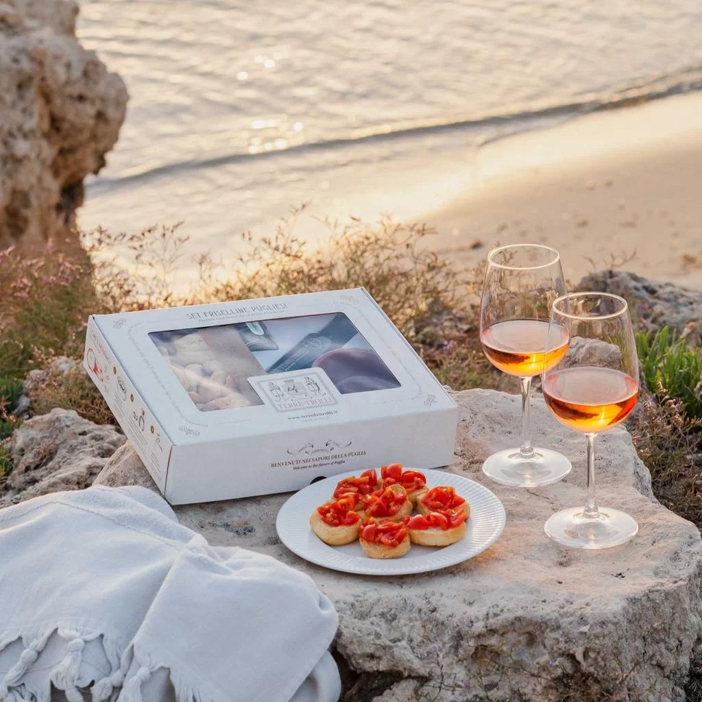 Italian food Gift Box - Classic Bread Croutons 150g with Extra Virgin Olive oil 100ml, Oregano leaves 5g and Terracotta bowl